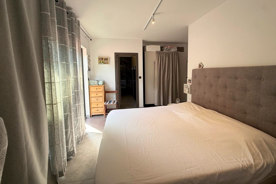 Chambre avec lit double et tête de lit capitonnée