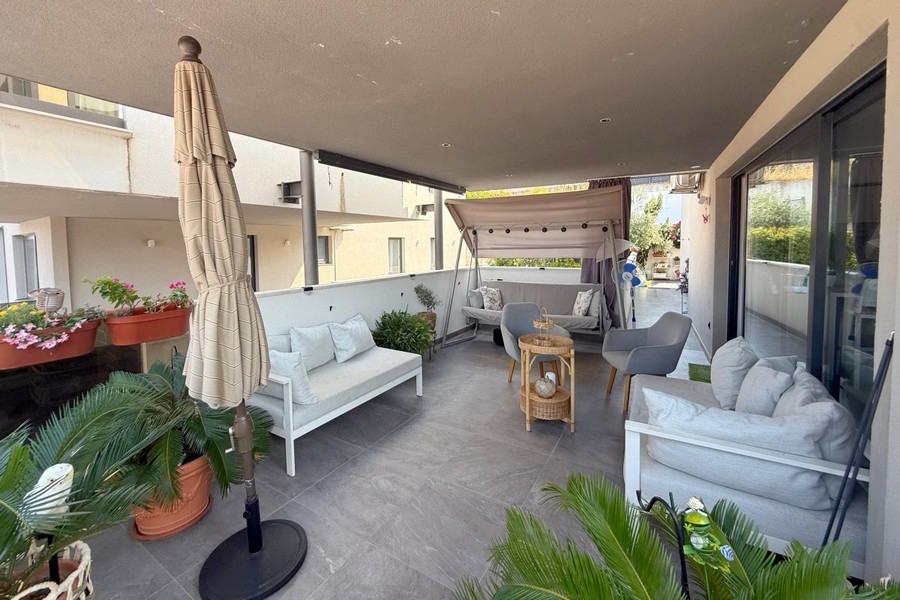 Terrasse couverte avec sièges devant le séjour