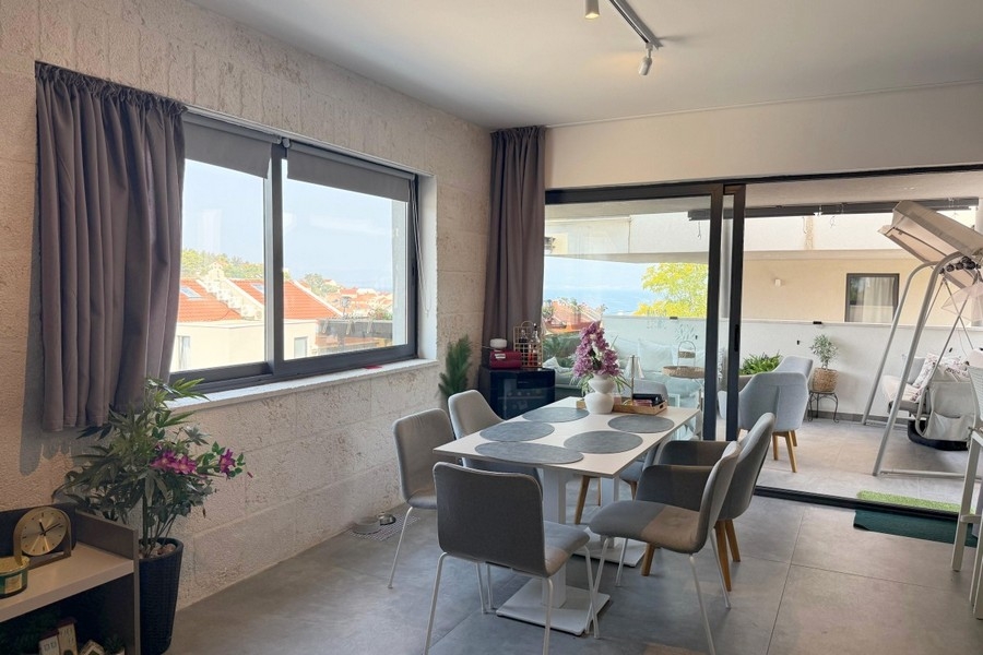 Espace repas avec accès à la terrasse