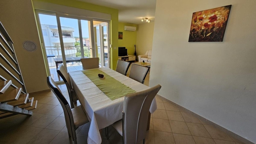 Espace repas avec grande table et vue sur l'extérieur