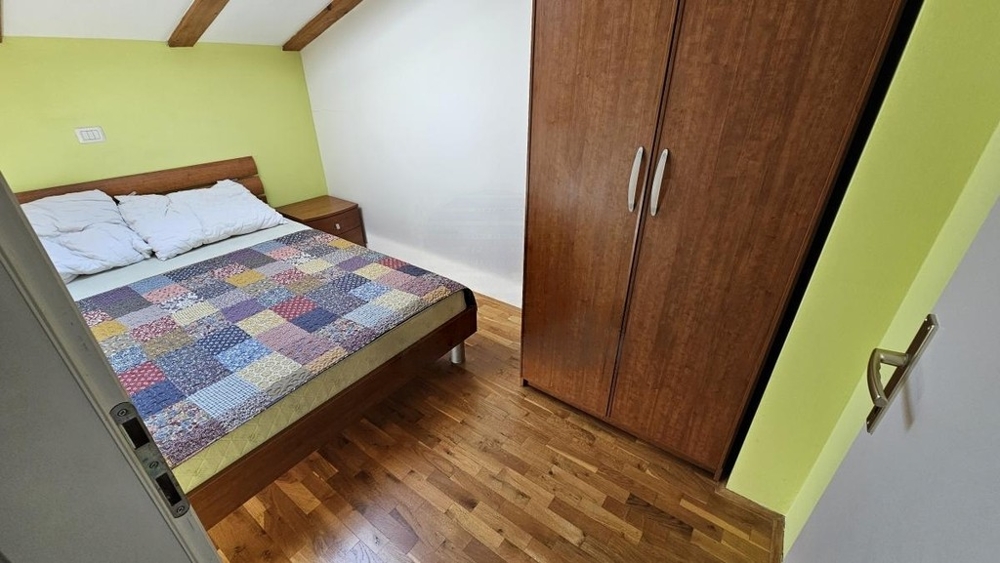 Chambre avec lit double et armoire