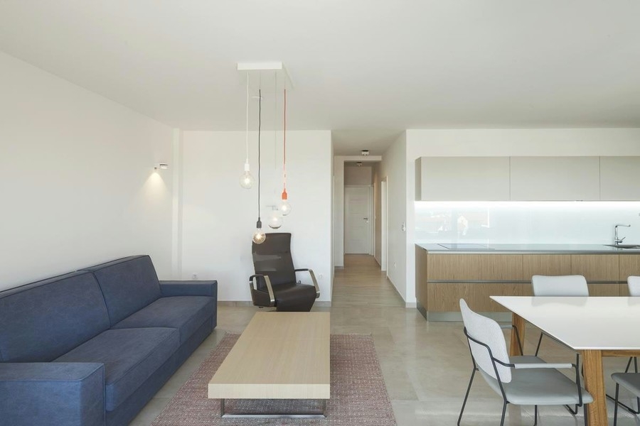 Salon avec canapé et kitchenette