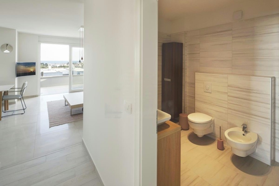 Salle de bains avec toilettes et bidet