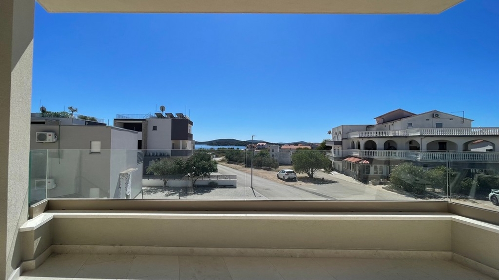 Nouvel appartement avec terrasse et vue mer à Tribunj