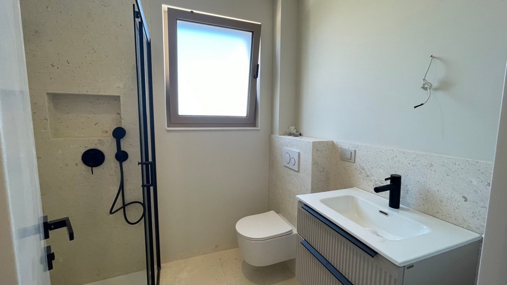 Salle de bains avec douche et meuble vasque