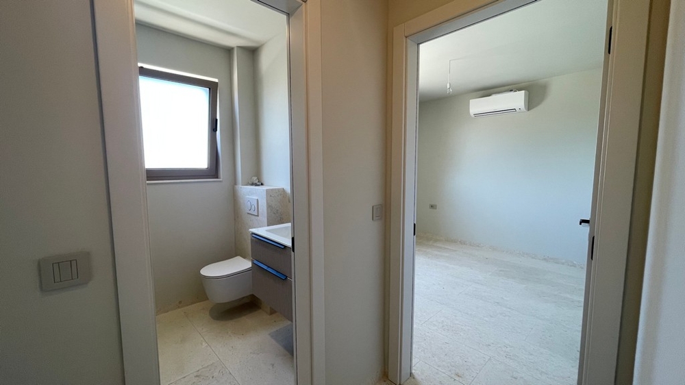 Salle de bains avec passage vers la chambre