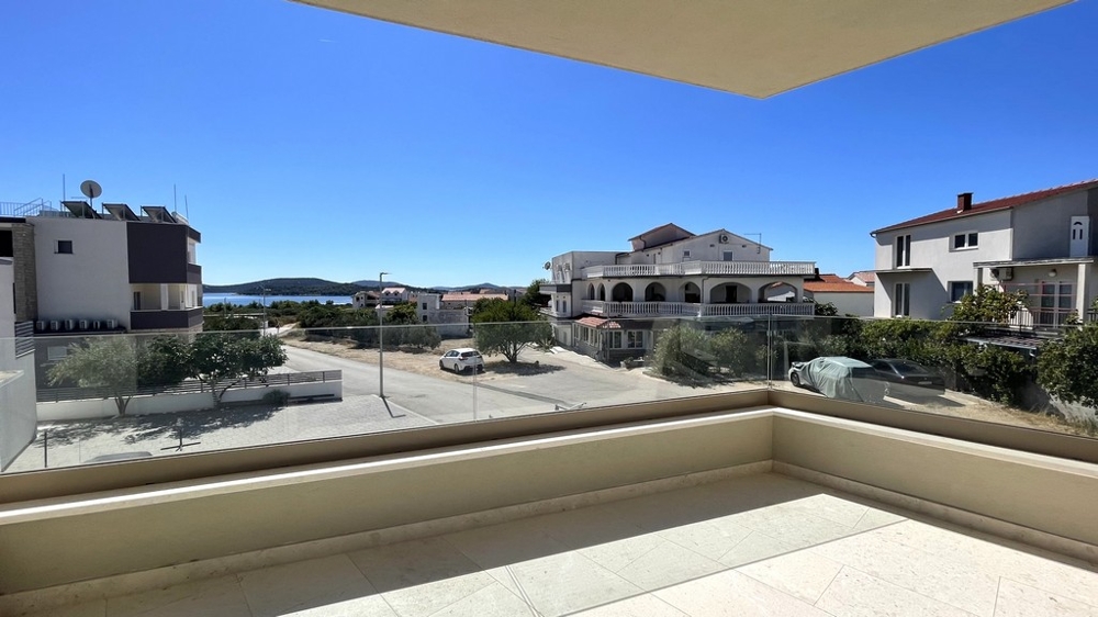Terrasse couverte avec vue sur Tribunj jusqu'à la mer