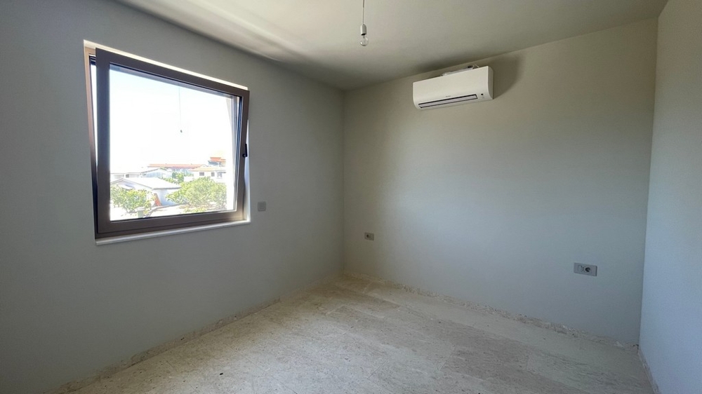 Chambre avec fenêtre et climatisation
