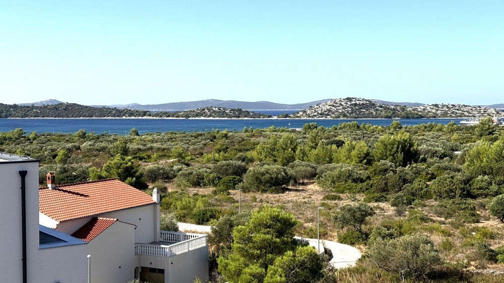Vue sur le paysage vert, la mer et les îles
