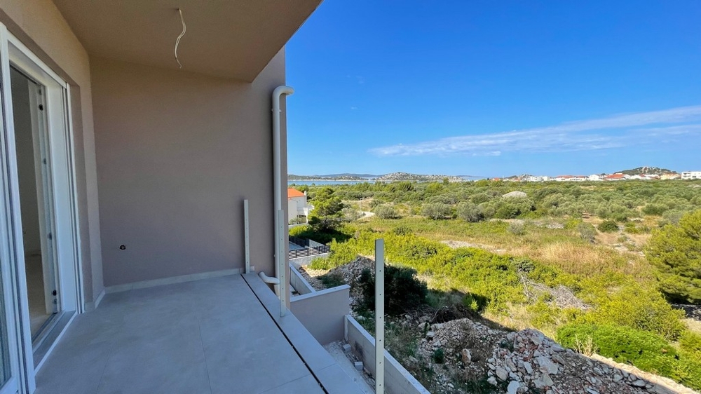 Terrasse couverte avec vue sur la verdure et la mer