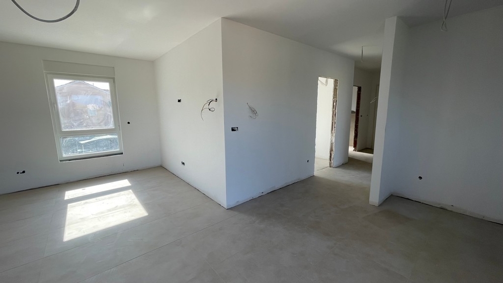 Pièce avec fenêtre et passage vers le couloir