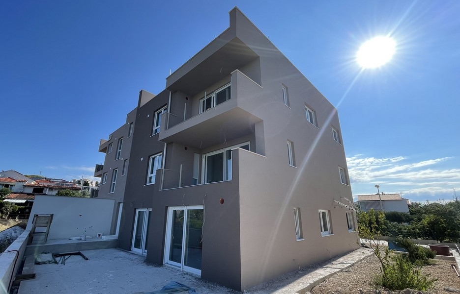 Vue extérieure de la construction neuve avec terrasses et cour intérieure