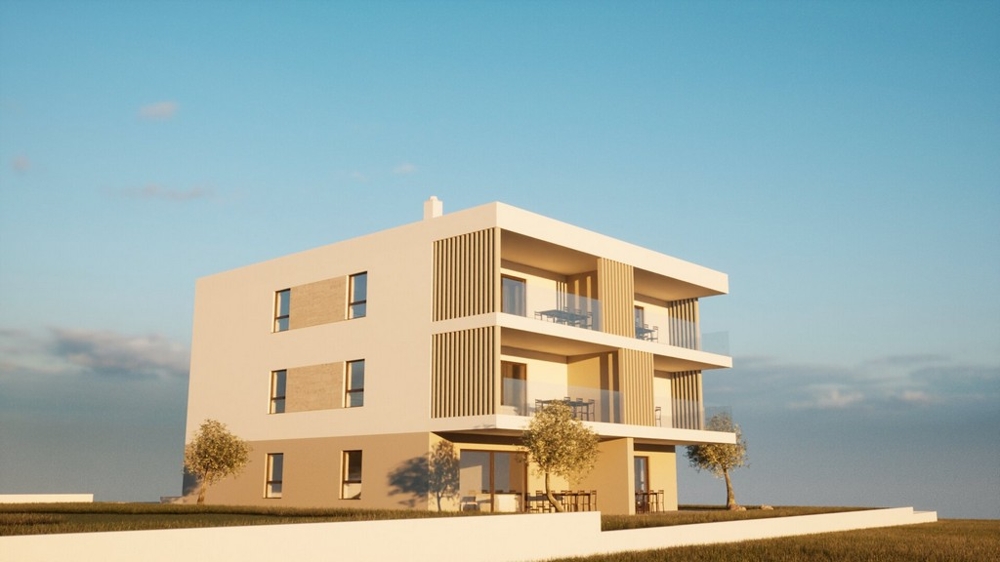 Vue latérale de la construction neuve avec terrasses et garde-corps en verre