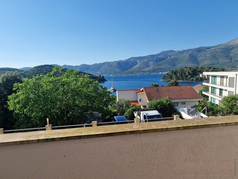 Vue mer depuis le balcon sur la presqu'île de Peljesac