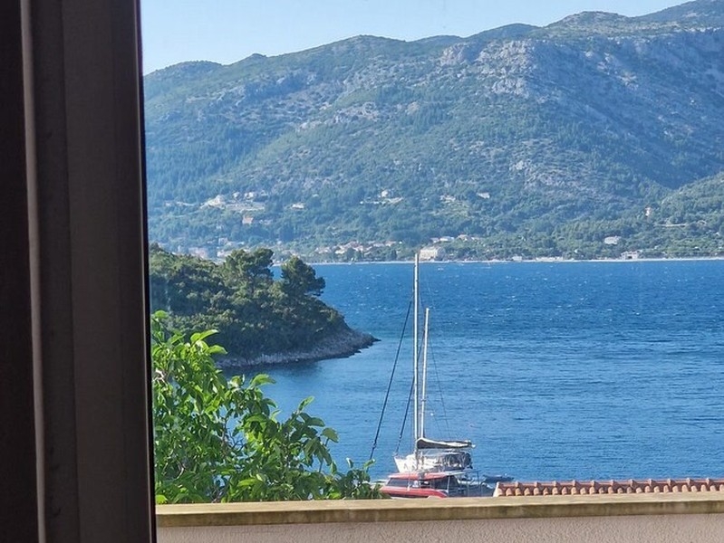 Vue sur la mer depuis la porte du balcon