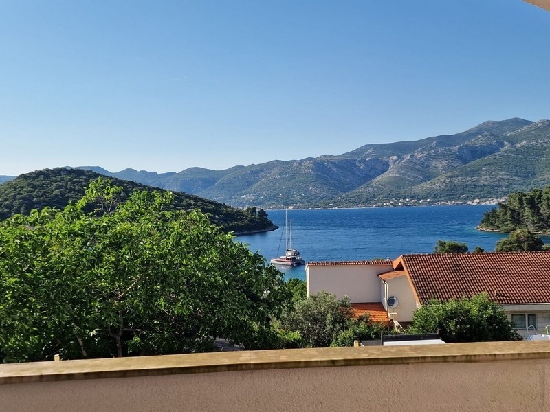 Vue depuis le balcon sur la baie de Zrnovska Banja