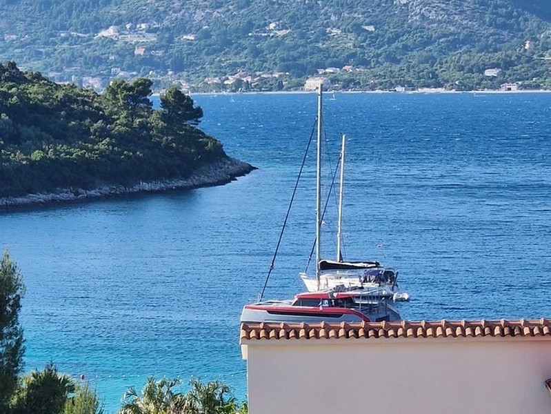 Vue sur la baie avec voilier