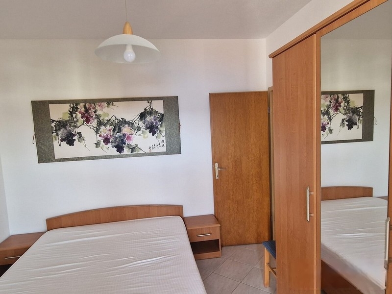 Chambre avec lit double et armoire