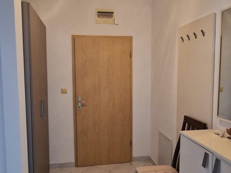 Couloir avec porte d'entrée et penderie