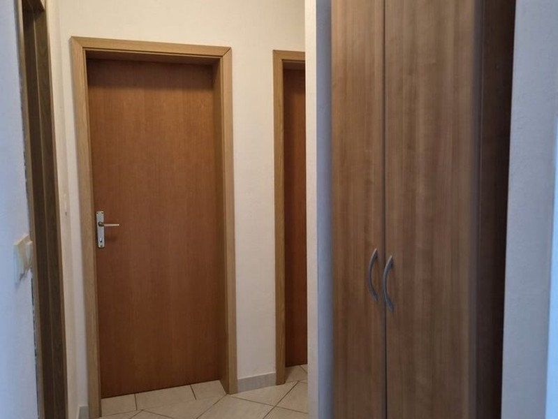 Couloir avec portes de chambres et armoire
