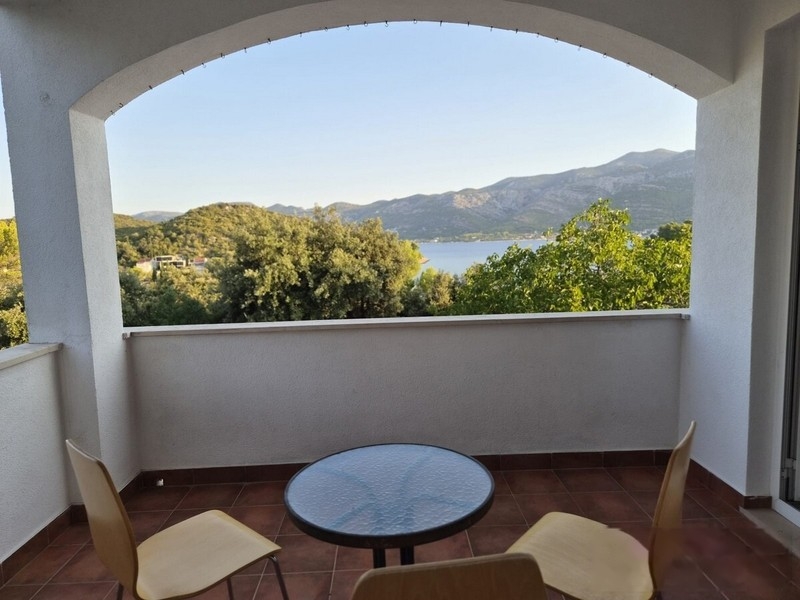 Loggia avec arc en plein cintre, table et chaises