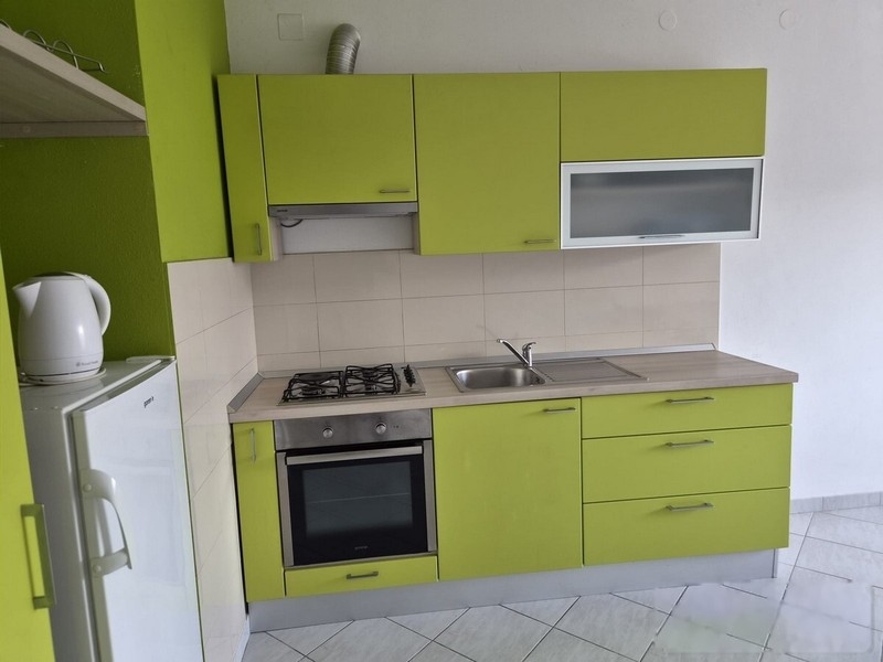 Kitchenette avec four et plaque de cuisson