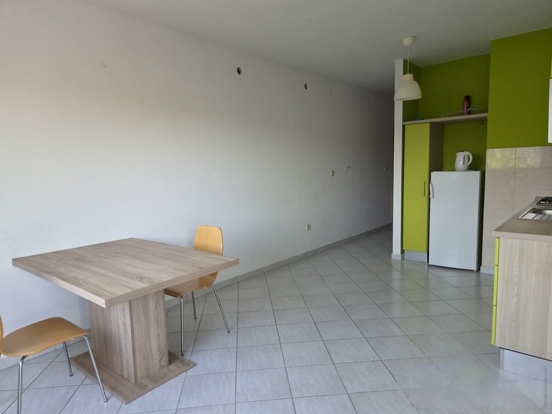 Table à manger dans le séjour à côté de la cuisine