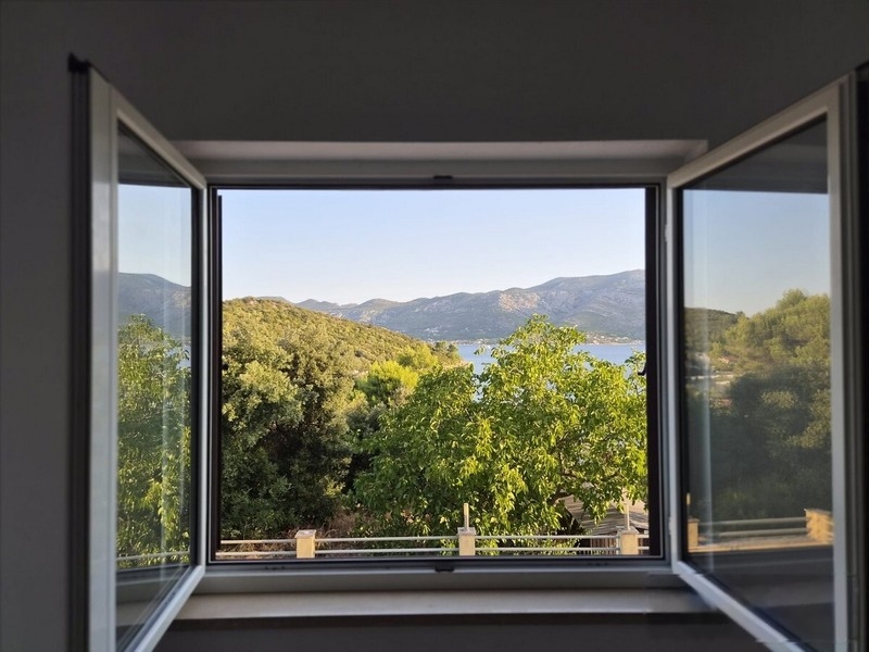 Fenêtre ouverte avec vue sur la baie