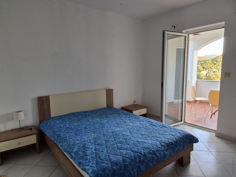 Chambre avec lit double et accès à la loggia