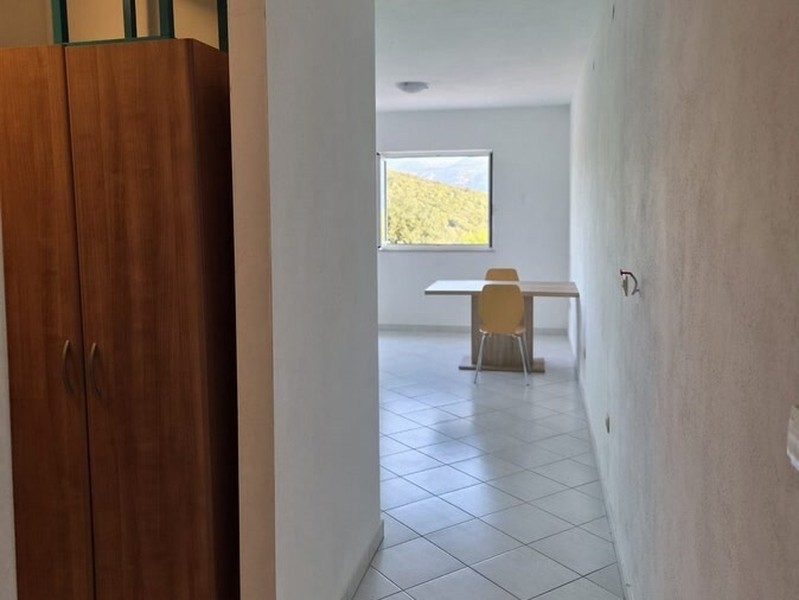 Couloir avec placard intégré et vue sur le séjour