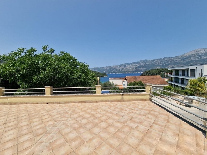 Terrasse avec vue sur la mer et la presqu'île de Peljesac