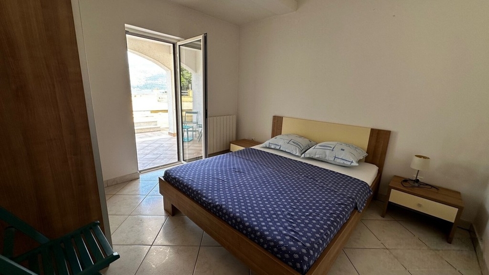 Chambre avec lit double et accès à la loggia
