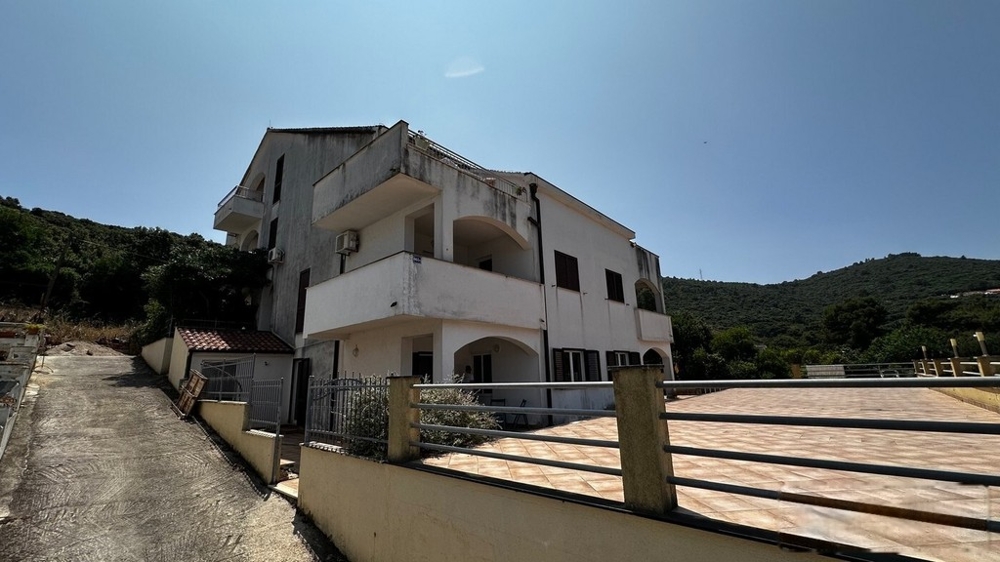 Vue extérieure de l'immeuble avec allée d'accès