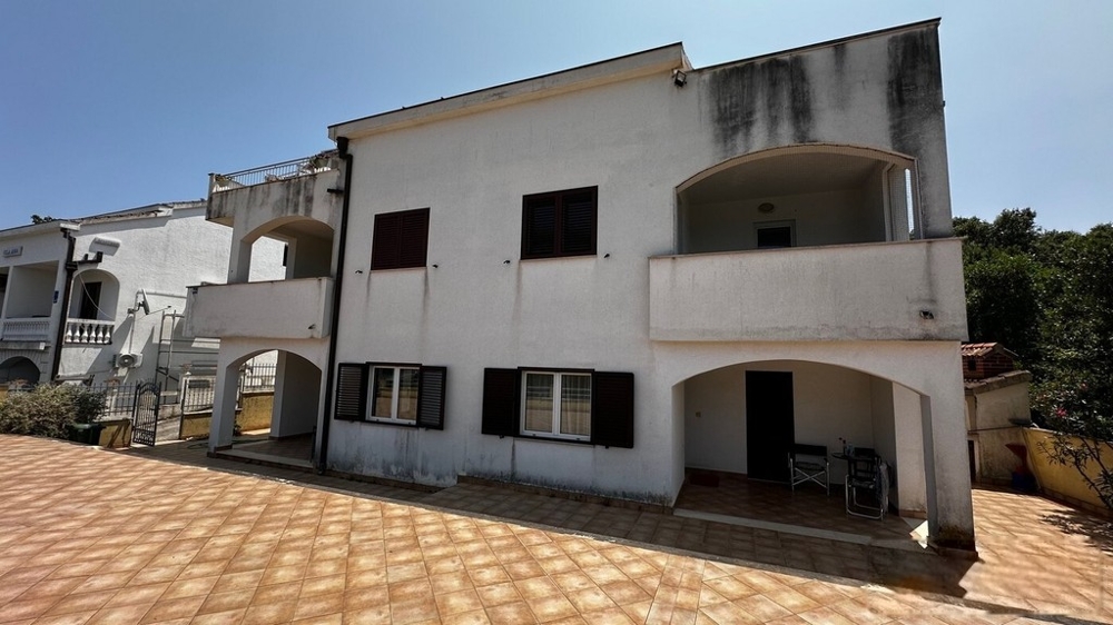 Immeuble avec terrasse carrelée au rez-de-chaussée