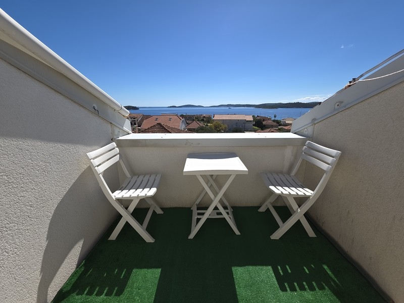 Terrasse avec coin salon et vue mer