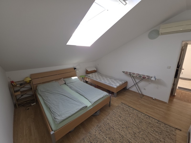 Chambre avec fenêtre de toit et climatisation