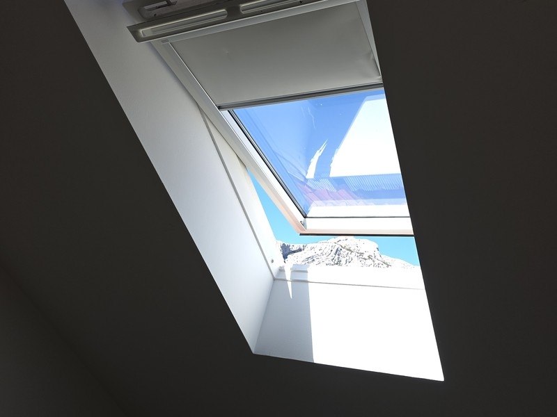 Fenêtre de toit dans la chambre