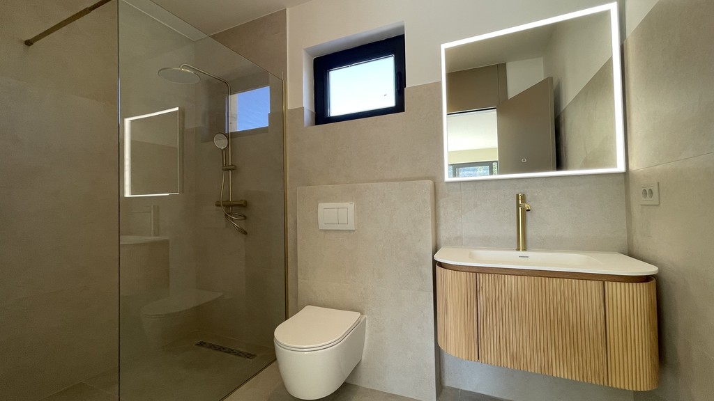 Deuxième salle de bains avec douche