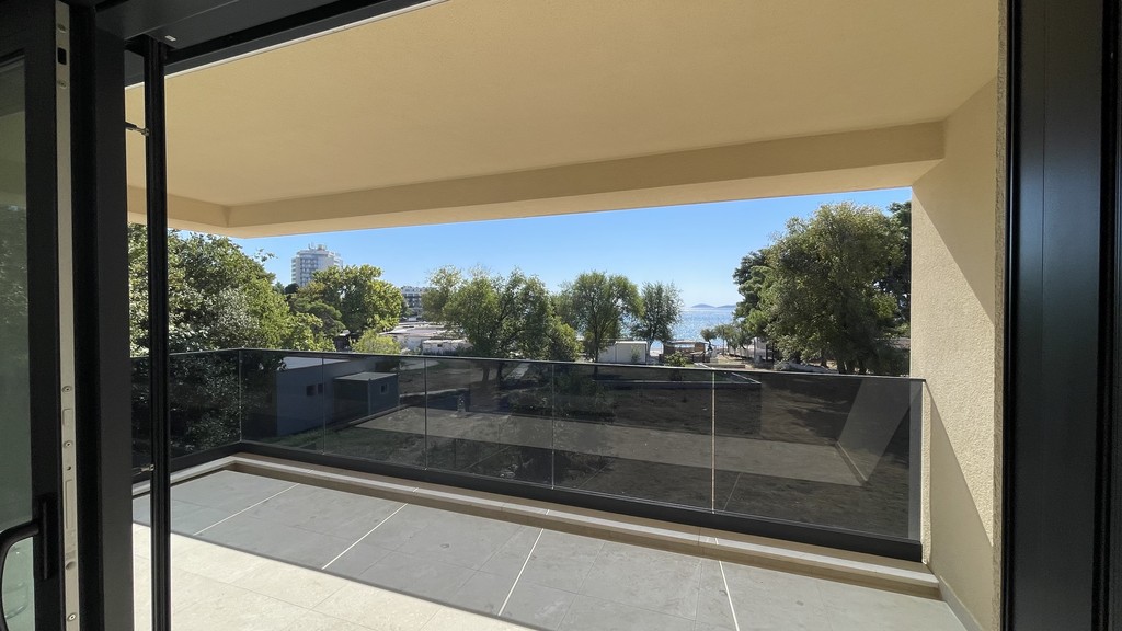 Terrasse couverte avec garde-corps en verre
