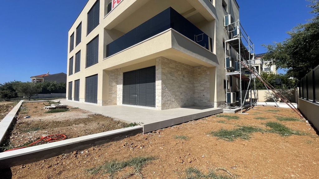 Appartement du rez-de-chaussée avec jardin et terrasse à Vodice