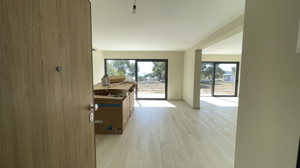 Vue depuis la porte de l'appartement sur le séjour