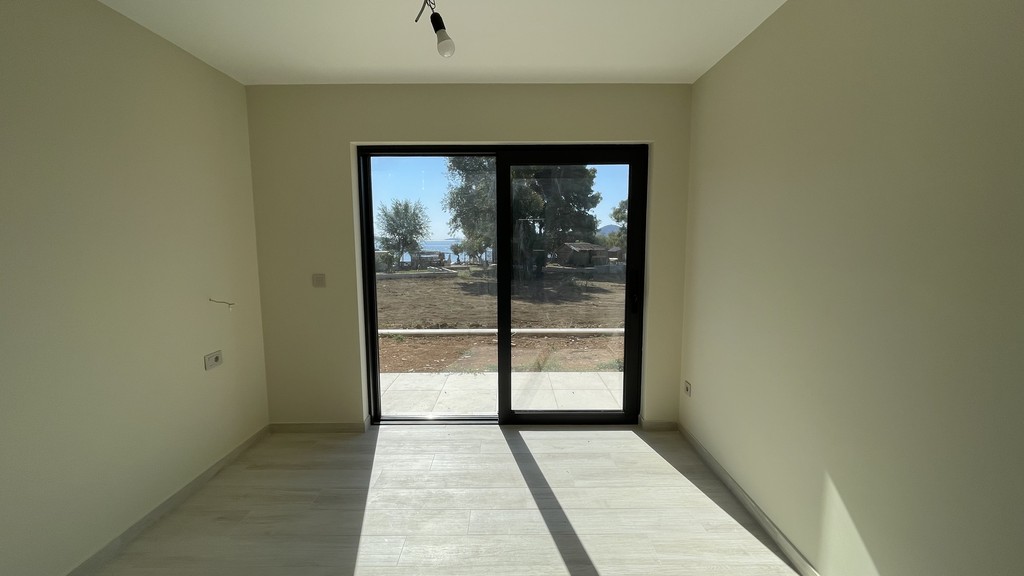 Chambre avec porte vitrée donnant sur l'extérieur