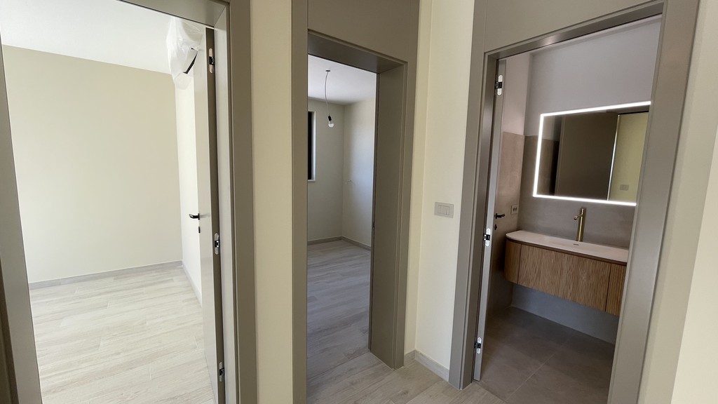 Couloir avec accès à la salle de bains