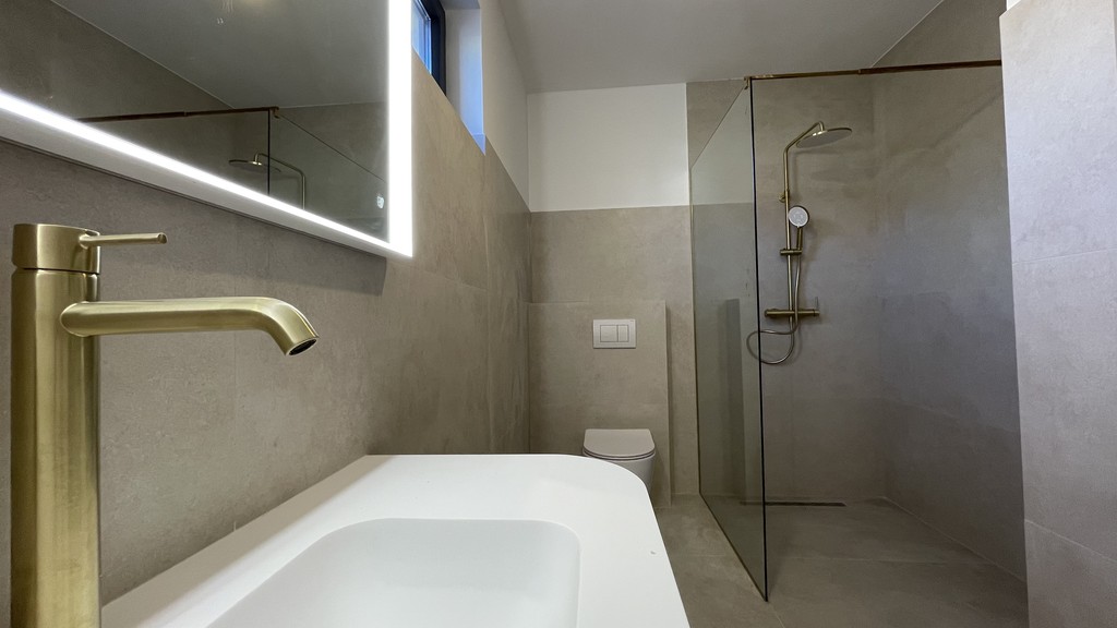 Salle de bains avec baignoire et douche