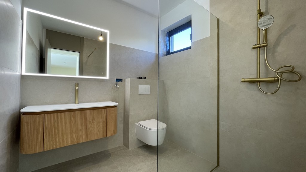 Espace douche avec paroi en verre