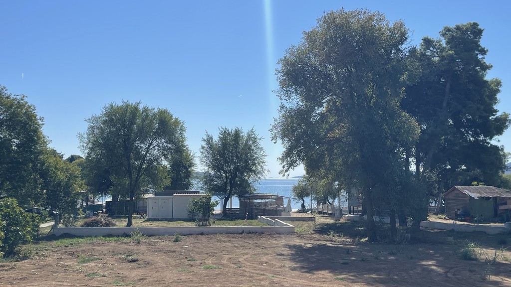 Vue depuis le jardin sur la mer entre les arbres