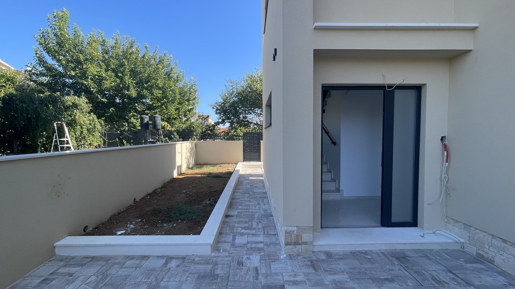 Entrée de l'immeuble avec chemin pavé