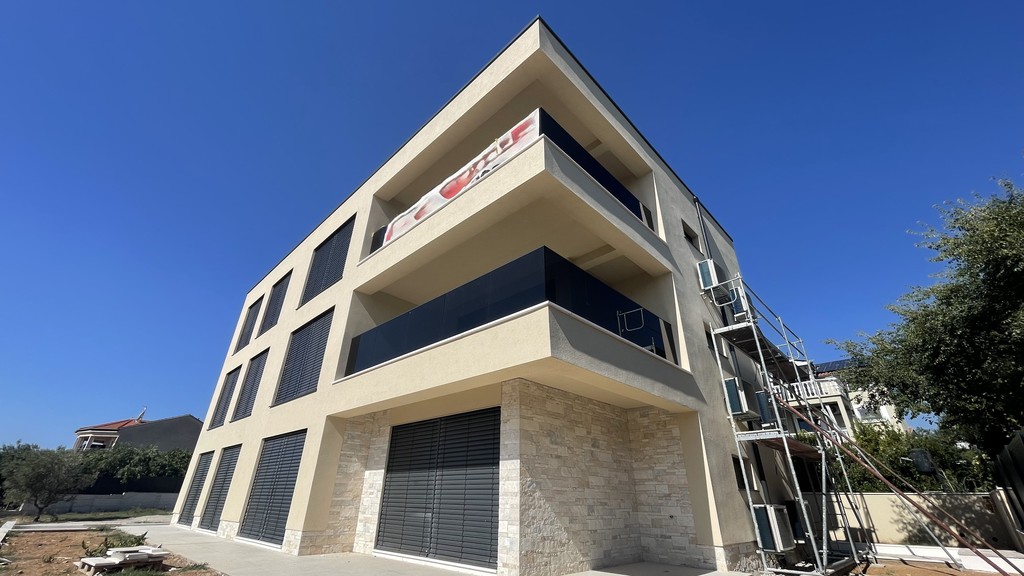 Construction neuve avec soubassement en pierre naturelle au rez-de-chaussée