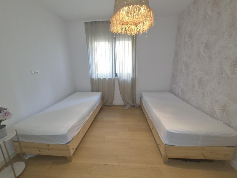 Deuxième chambre avec rideaux à la fenêtre