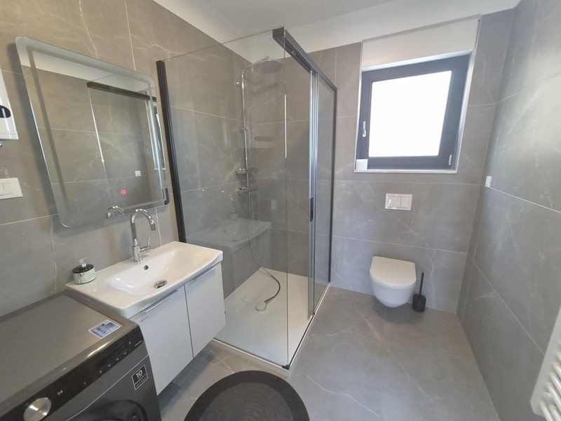 Lavabo et douche en verre dans la salle de bains